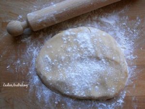 Tirate fuori dal frigo il panetto di pasta frolla e infarinate il piano di lavoro. Tirate una sfoglia sottile con l'aiuto del mattarello, infarinando ogni tanto la sfoglia e il piano.