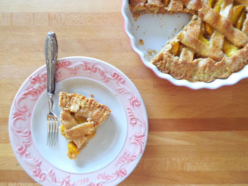 crostata alle pesche e amaretti