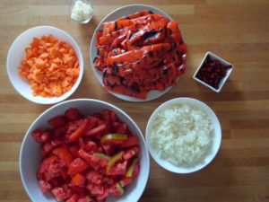 salsa piccante con peperoni ingredienti tagliati